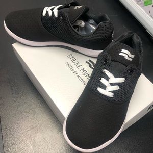 Cross trainer shoes
